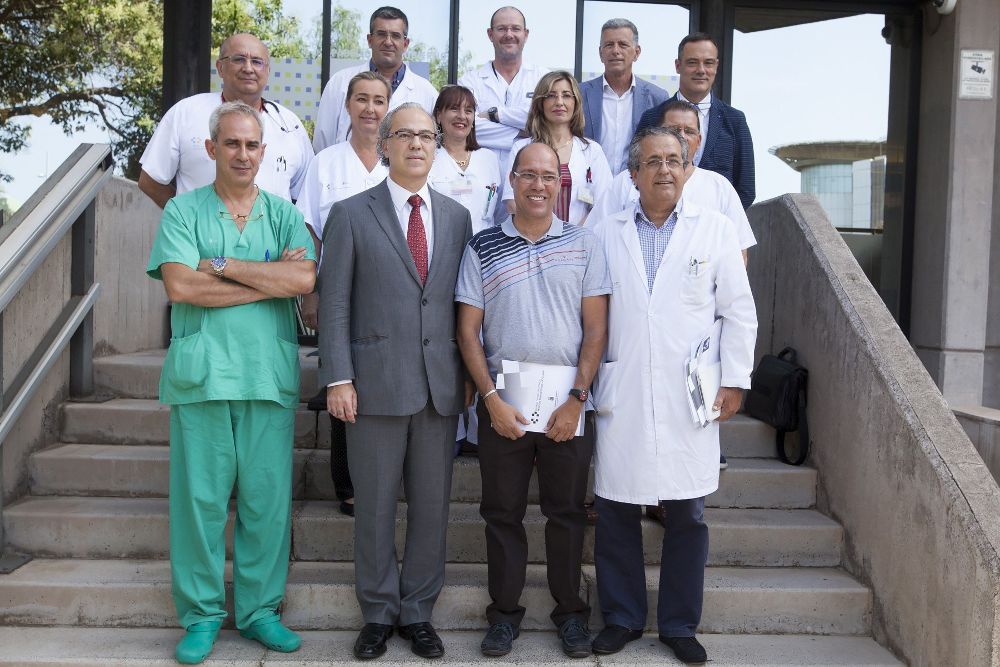 El consejero de Sanidad del Gobierno de Canarias, Jesús Morera (1er término-2i) y el paciente Juan Jesús Pérez (1er término-2d) posan junto al equipo médico responsable de transplantes en el Hospital Universitario de Canarias en La Laguna (Tenerife) con motivo del centenar de trasplantes de páncreas llevados a cabo en Canarias.