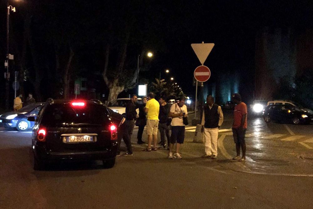 Varias personas esperan fuera de sus casas en la ciudad de Amatrice (Italia).