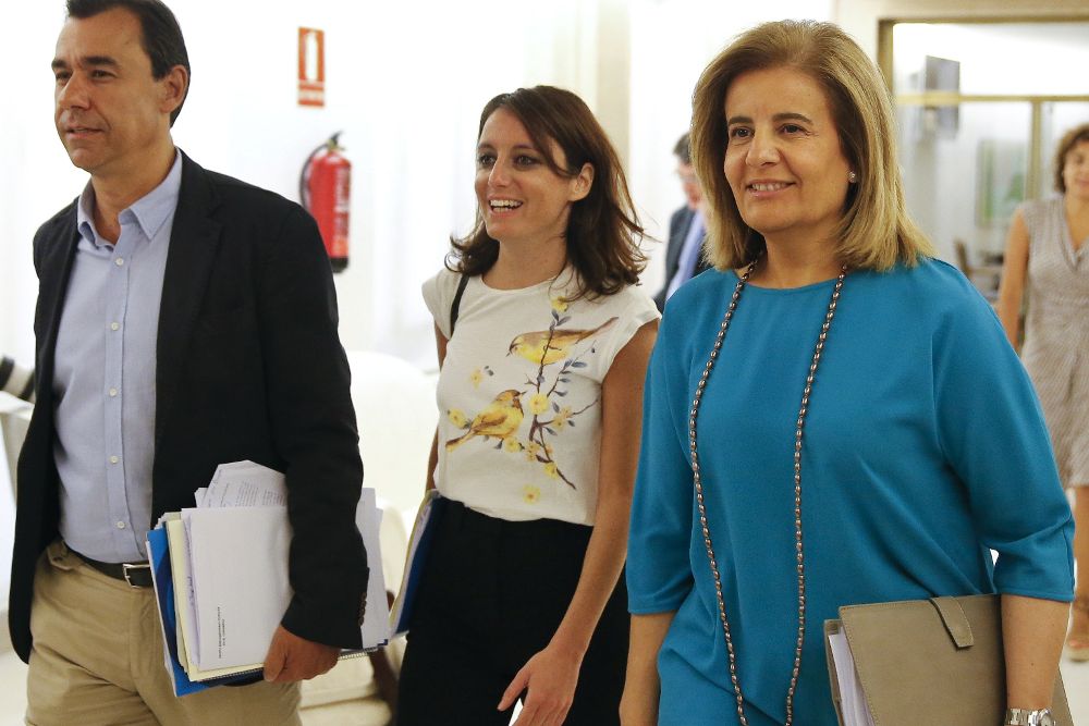 Los integrantes del equipo negociador del PP Fernándo Martínez Maillo, Andrea Levy y Fátima Báñez (i-d) a su llegada esta mañana al Congreso de los Diputados.