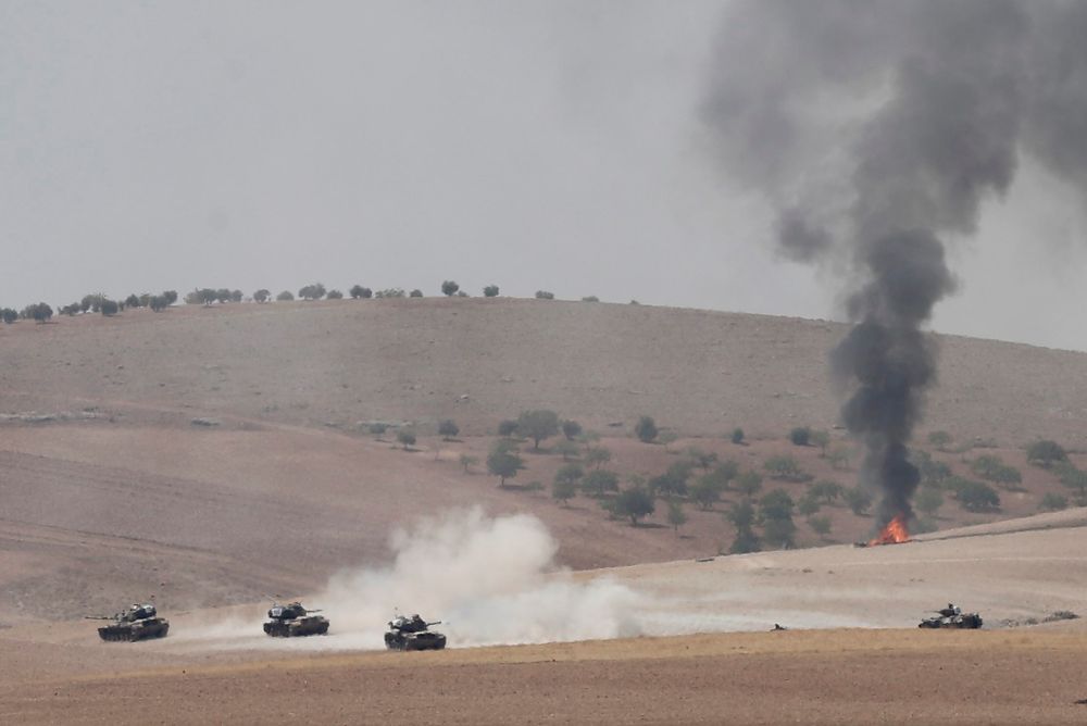 Varios tanques turcos y miembros del Ejército Libre Sirio cruzan la frontera de Siria durante una operación contra el llamado Estado Islámico en Siria, en el distrito de Gaziantep, Turquía.
