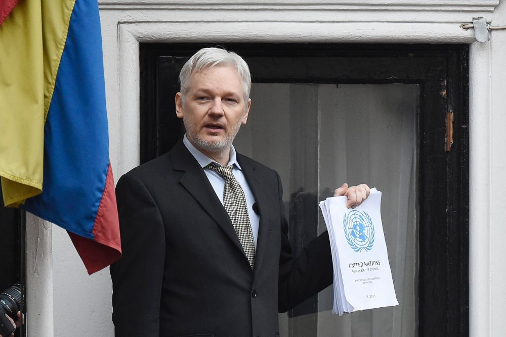 Julian Assange durante una rueda de prensa desde el balcón de la embajada de Ecuador en Londres (Reino Unido).