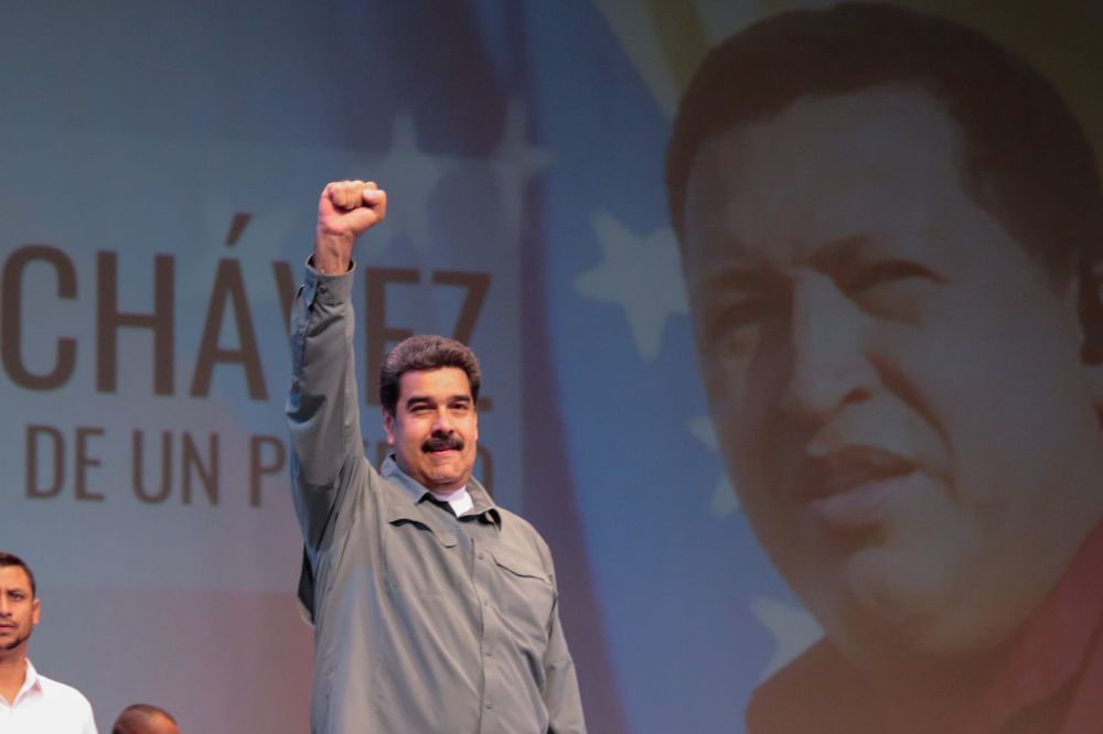Nicolás Maduro anunciando que su gobierno conformará un equipo de creativos para hacer una serie y una película sobre la vida de Hugo Chávez.