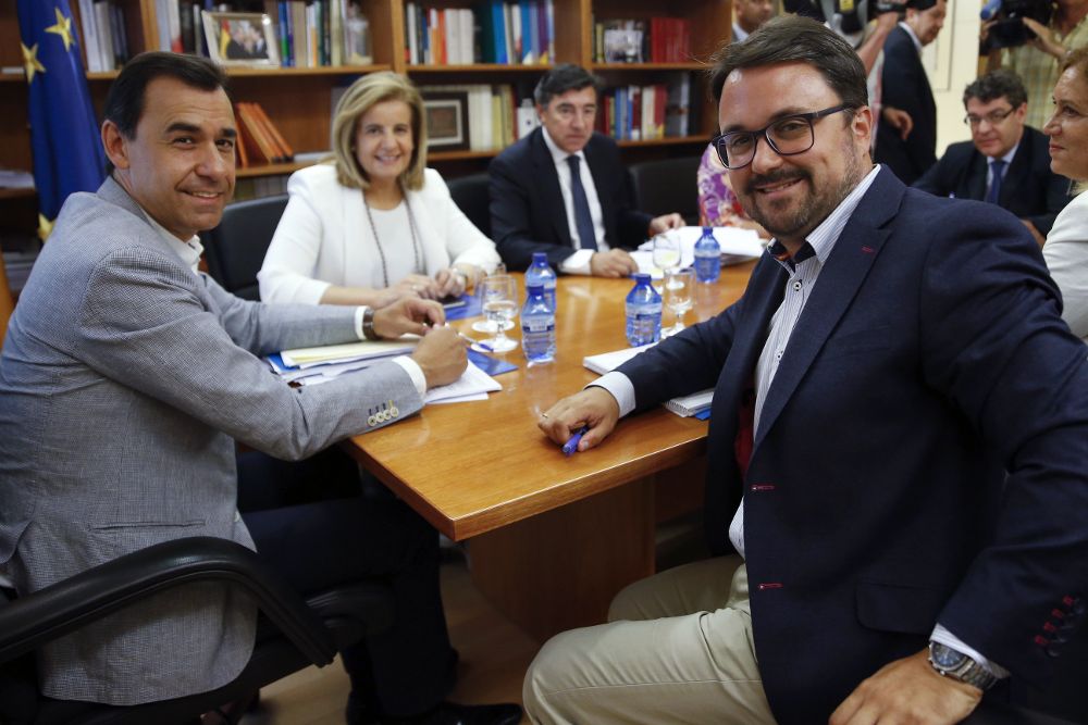 El presidente del Partido Popular de Canarias, Asier Antona (d), junto a la senadora autonómica Mercedes Roldós (2-d), en relación con la negociación abierta con Coalición Canaria para la investidura de Mariano Rajoy.