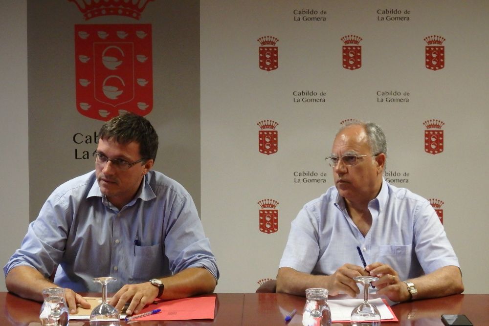 El viceconsejero de Industria (iz) y el presidente del Cabildo gomero, en la reunión de hoy.