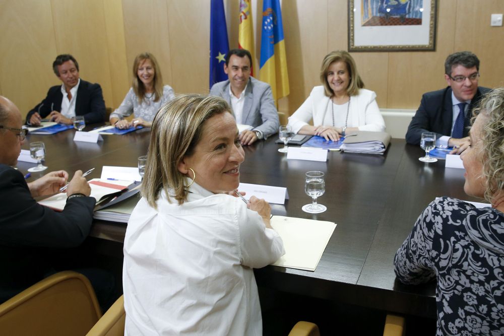 La diputada de Coalición Canaria Ana Oramas posa frente a los integrantes del equipo negociador del PP.