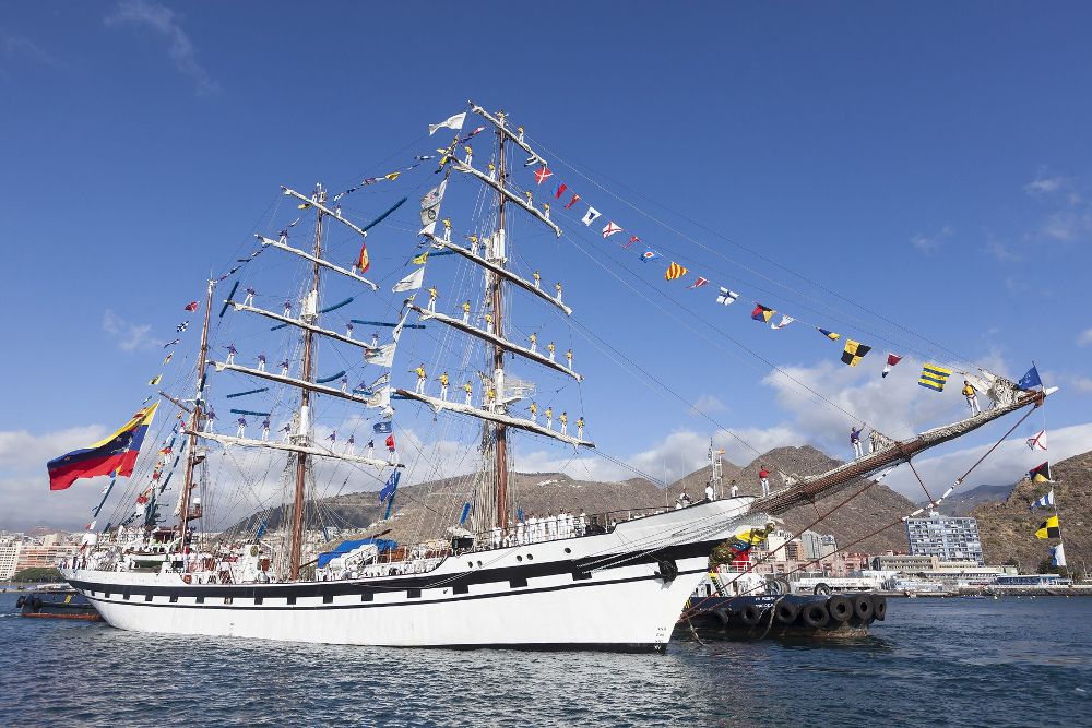 El buque escuela Simón Bolívar de la Armada Nacional Bolivariana de Venezuela atracó hoy en el puerto de Santa Cruz de Tenerife tras haber ganado en la "Tall Ships Races" -una de las mayores regatas de veleros del mundo- el oro en la categoría del velero más rápido.