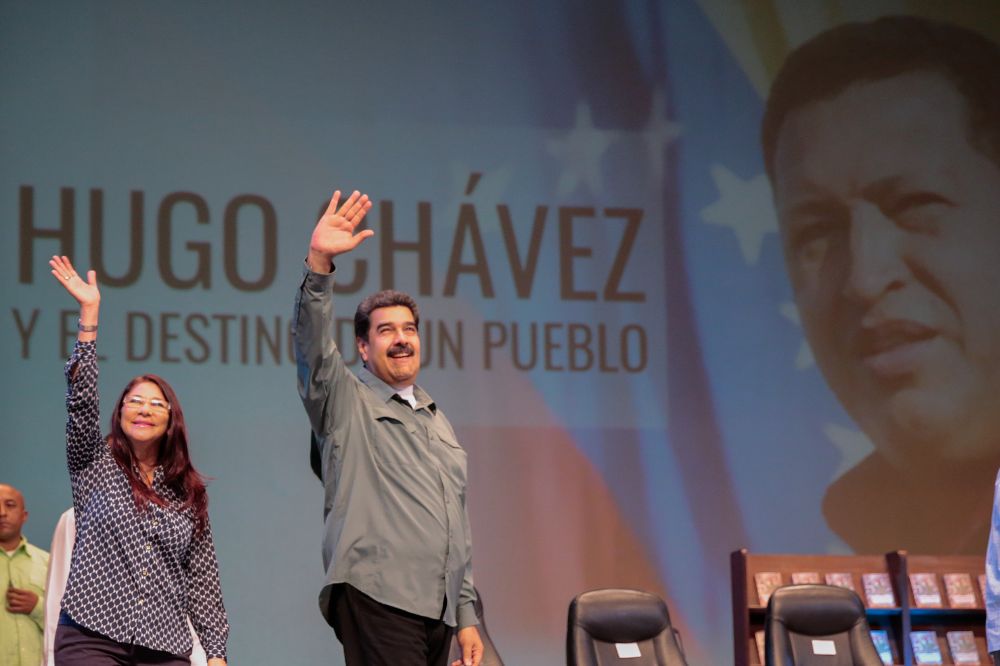 Fotografía cedida por el Palacio de Miraflores donde se observa al presidente de Venezuela Nicolás Maduro (d) saludando junto a la primera dama Cilia Flores.