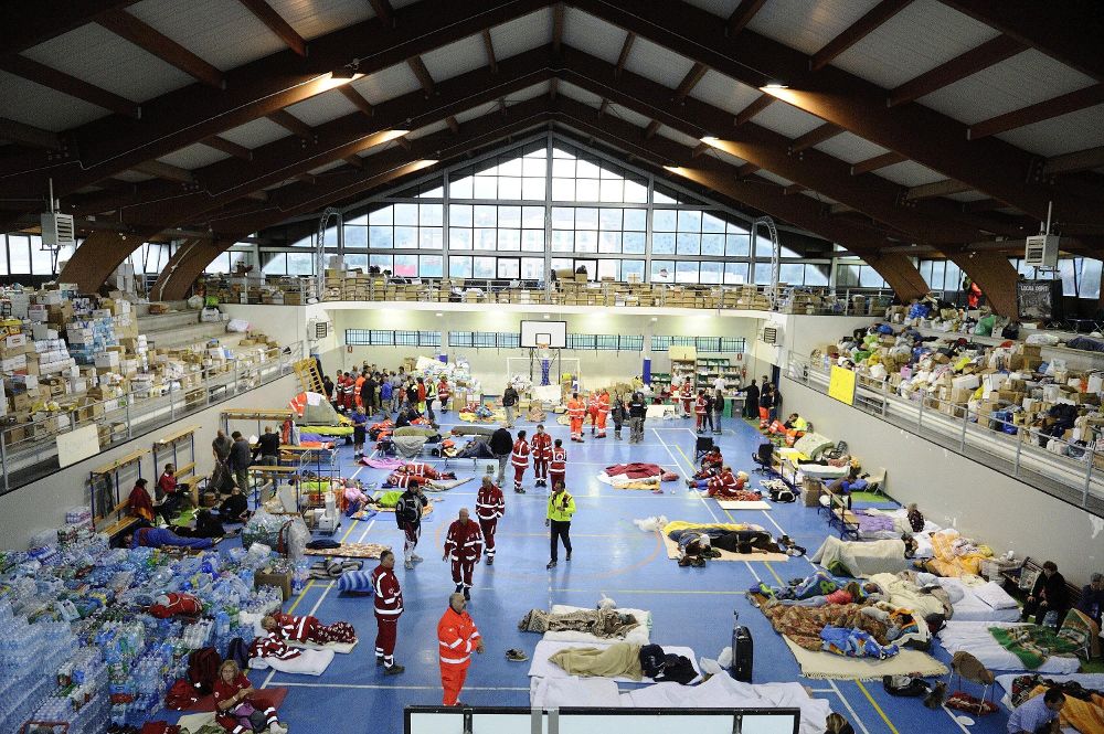 Vista general de un pabellón de deportes reconvertido en alojamiento temporal para los damnificados en Amatrice.