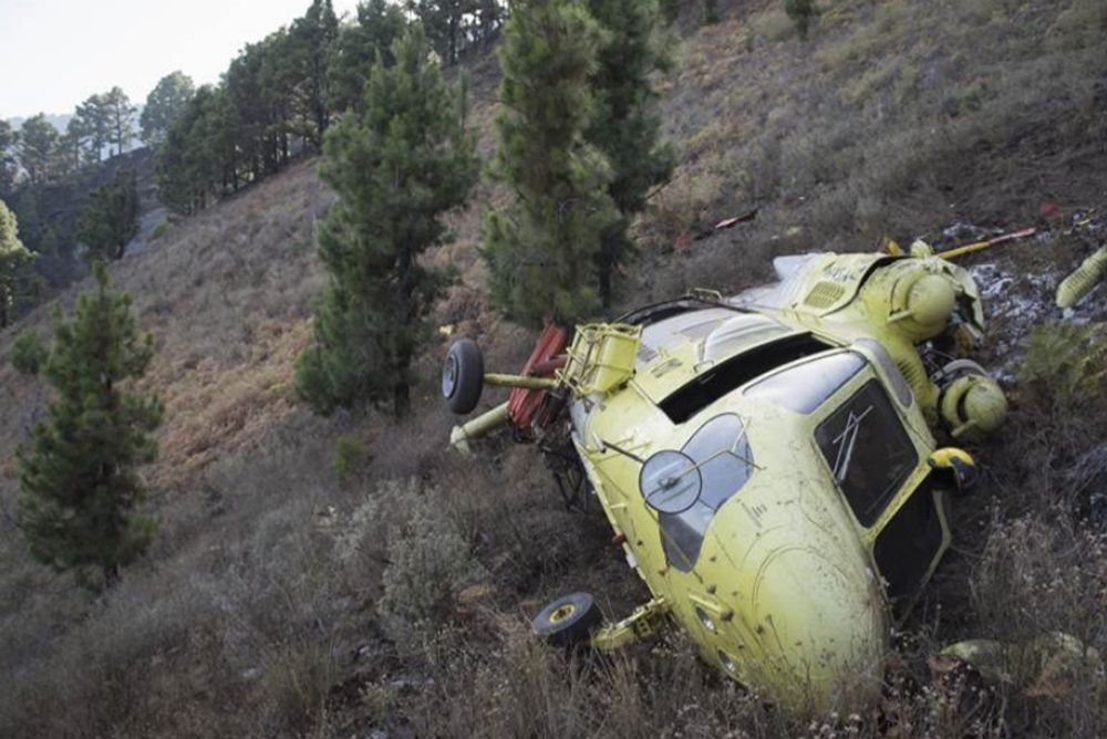 El helicóptero que se estrelló en los montes de Mazo mientras trabajaba en la extinción del incendio de La Palma.