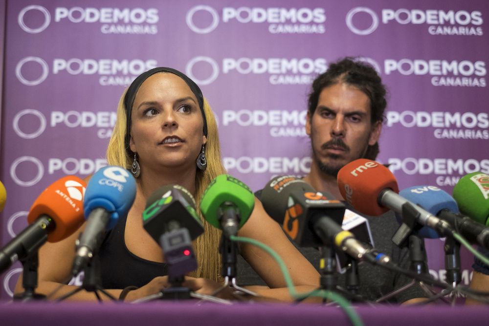 La portavoz de Podemos en el Parlamento de Canarias Noemí Santana y el diputado tinerfeño Alberto Rodríguez durante la rueda de prensa.
