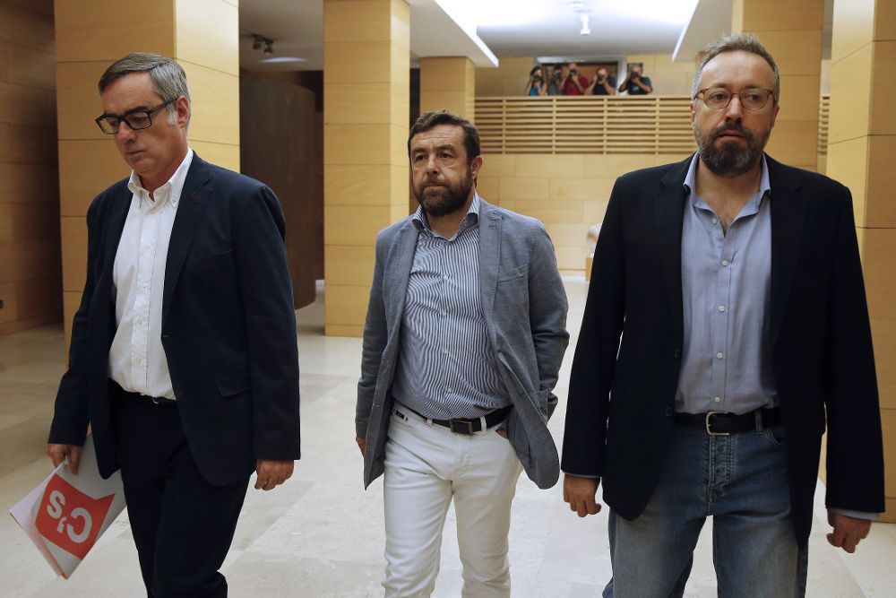 Los integrantes del equipo negociador de Ciudadanos José Manuel Villegas, Miguel Gutierrez y Juan Carlos Girauta (i-d), en un receso de las negociaciones con el PP hoy en el Congreso.
