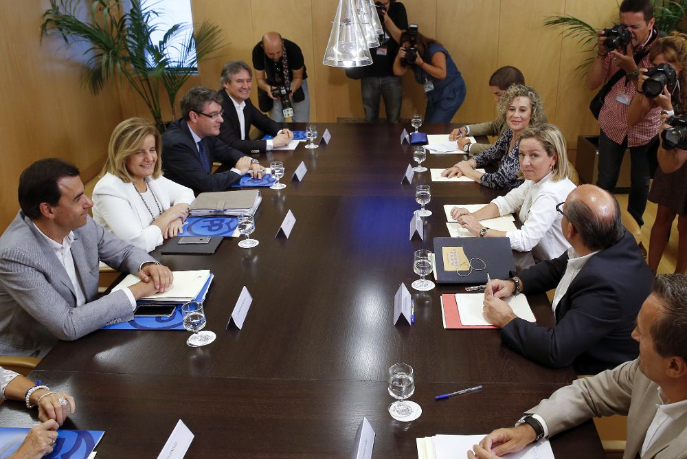 Ana Oramas (dcha.), ayer, con los integrantes de la comisión negociadora de Coalición Canaria, reunida con la del PP.