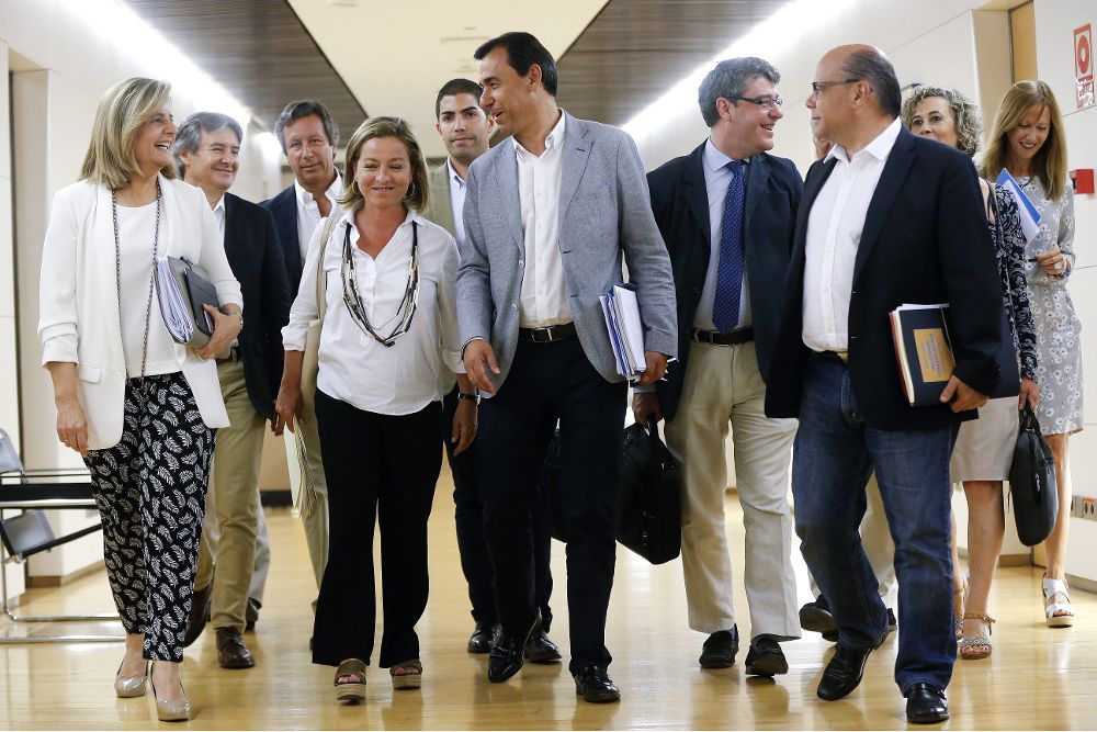 Los integrantes de la comisión negociadora de Coalición Canaria (CC-PNC) Ana Oramas (2-i), José Miguel Barragán (3-d), María del Mar Julios (2-d) y Pablo Rodríguez Cejas (3-i, segunda fila), y los miembros del equipo designado a tal efecto por el Partido Popular Fernando Martínez-Maillo (c), Fátima Báñez (i), Álvaro Nadal (4-d) y Carlos Floriano (2-i, segunda fila), entre otros, se dirigen a la reunión que han mantenido hoy en el Congreso para negociar el apoyo de los nacionalistas canarios a la investidura de Mariano Rajoy como presidente del Gobierno.
