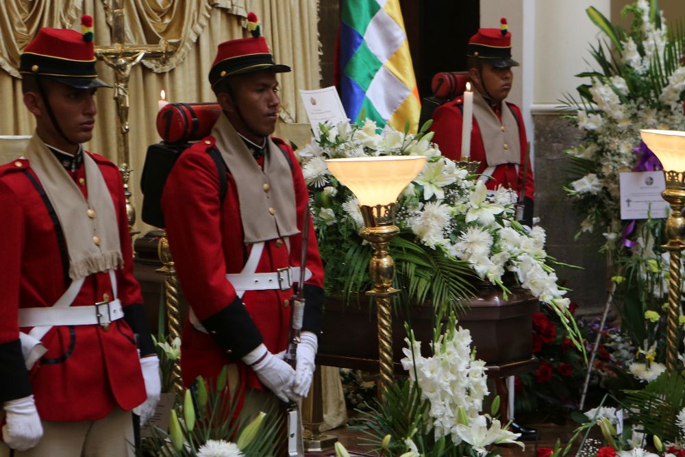 Autoridades bolivianas y familiares del viceministro boliviano de Régimen Interior, Rodolfo Illanes, velan el cuerpo del funcionario.