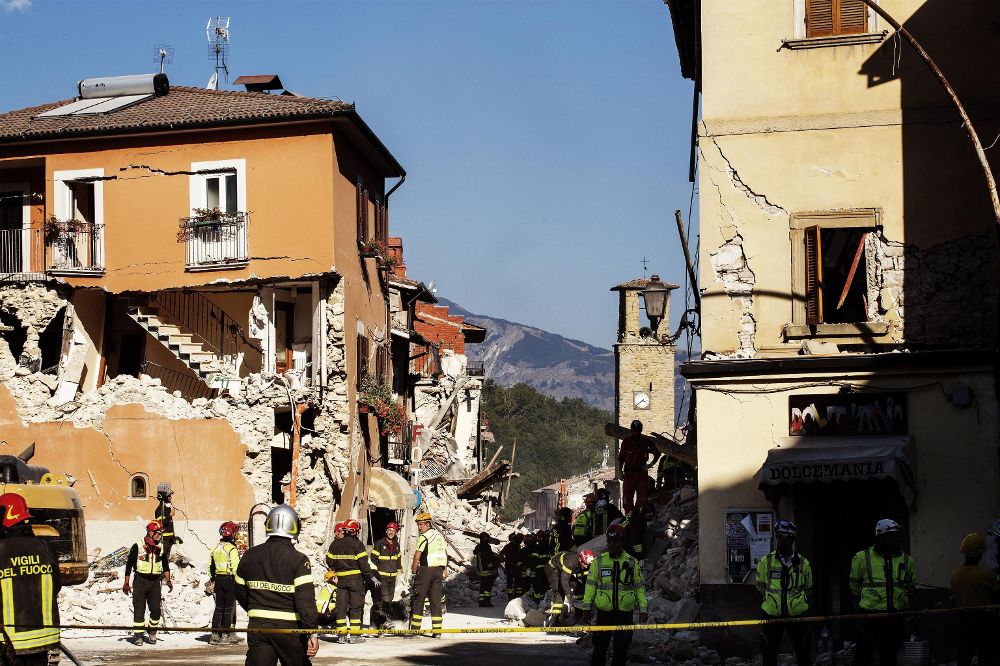 Los bomberos trabajan en las ruinas de Amatrice, la localidad con más destrucción por el terremoto.