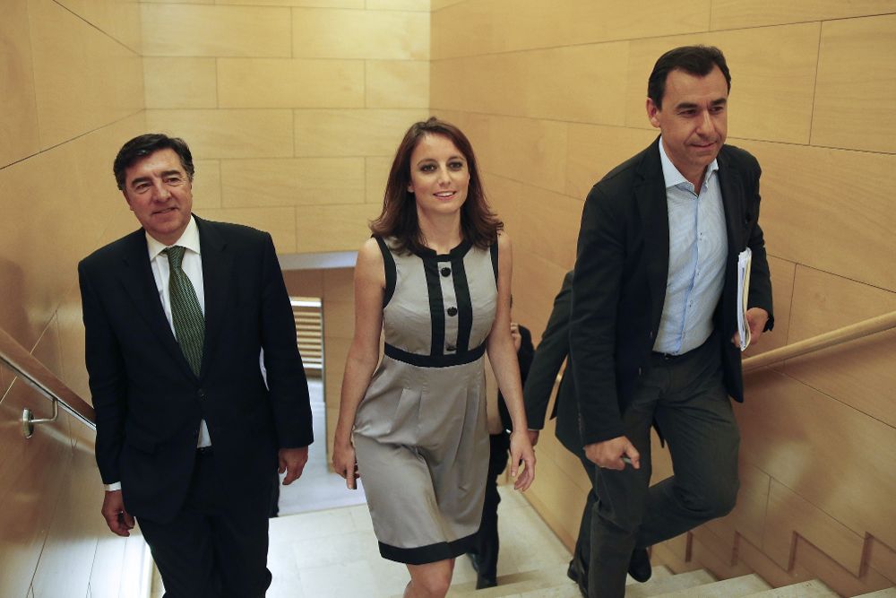 Los integrantes del equipo negociador del PP José Antonio Bermúdez, Andrea Levy y Fernando Martínez-Maíllo (i-d), ayer, en un receso de las negociaciones con Ciudadanos.