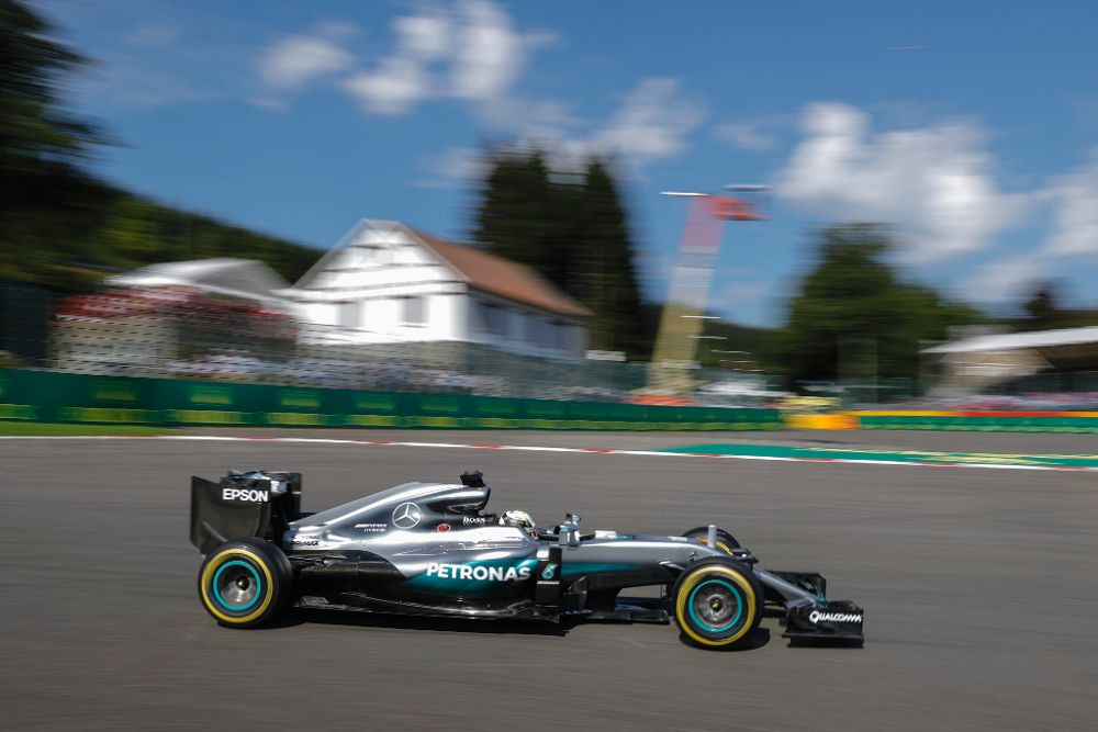 Lewis Hamilton, en acción durante la tercera sesión de entrenamientos en Spa-Francorchamps.