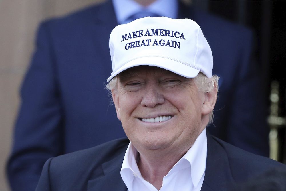 Imagen de archivo del 24 de junio de 2016 que muestra al candidato presidencial republicano Donald Trump con una de las gorras que ha llevado regularmente durante su actos de campaña.