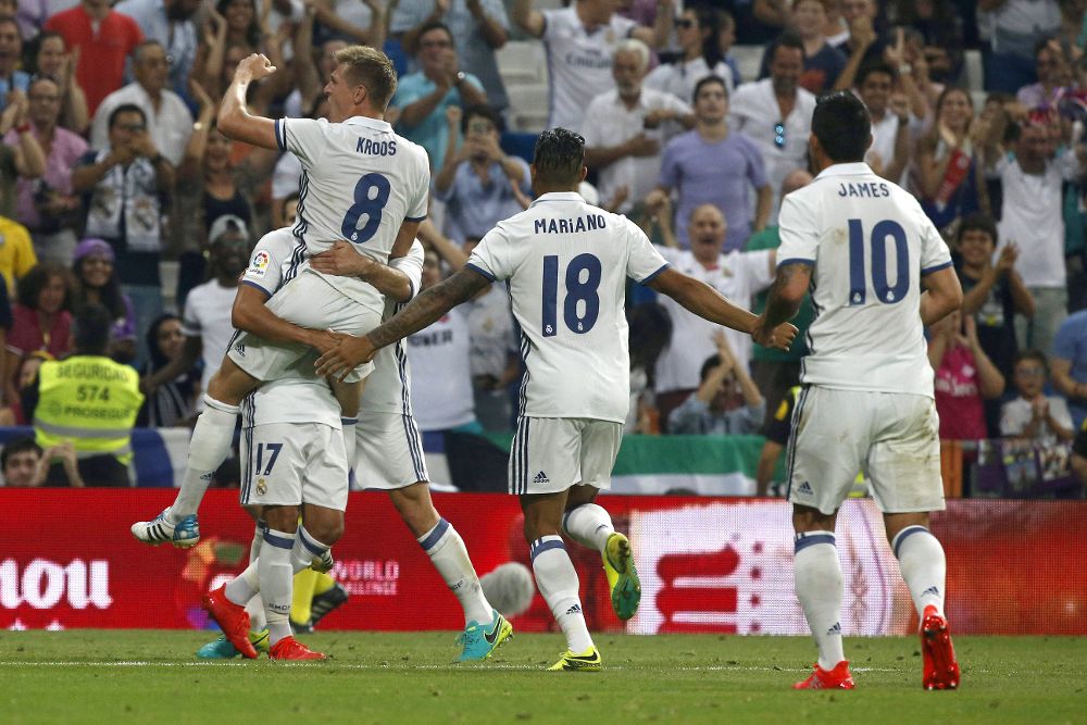 Los jugadores del Real Madrid celebran el segundo gol del equipo blanco, durante el encuentro correspondiente a la segunda jornada de primera división, que han disputado esta noche frente al Celta de Vigo en el estadio Santiago Bernabéu, en Madrid.