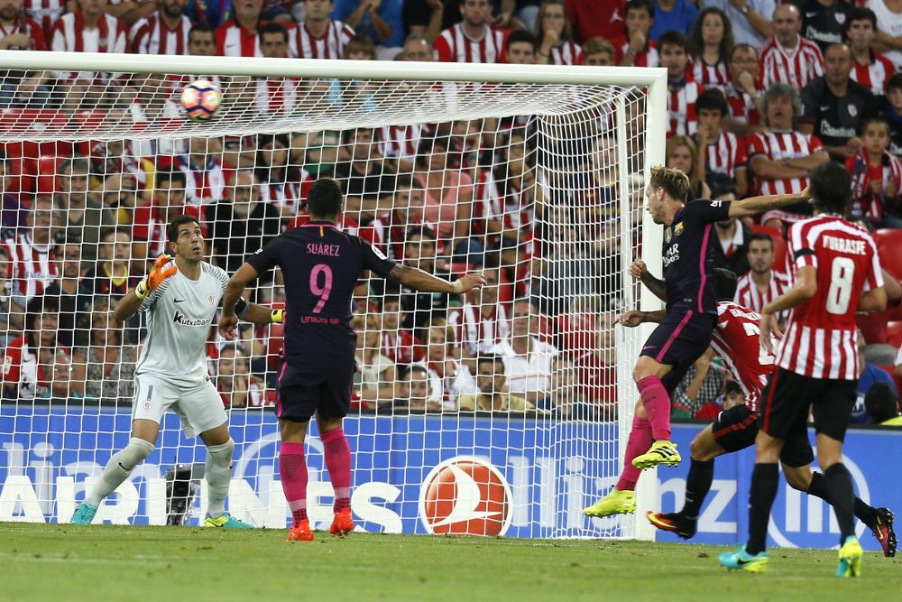 Rakitic (3d) cabecea el balón ante el guardameta del Athletic de Bilbao, Iraizoz, consiguiendo el primer gol.