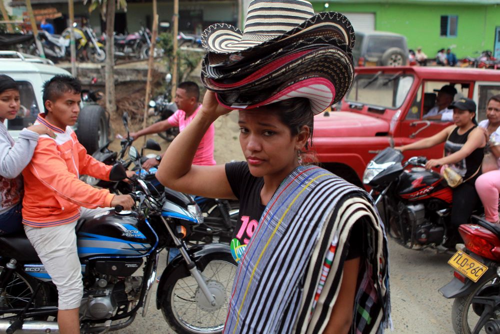Una mujer vendiendo sombreros en el casco urbano de Tacueyó, Cauca (Colombia). La población se encuentra tranquila a pocas horas del anuncio por parte de la FARC del cese al fuego definitivo. 