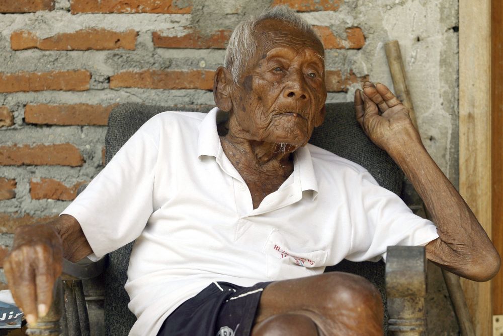 Sodimejo alias "Mbath Gotho", de 145 años de edad, posa durante una entrevista en su casa en Sragen (Indonesia) hoy, 29 de agosto de 2016. 