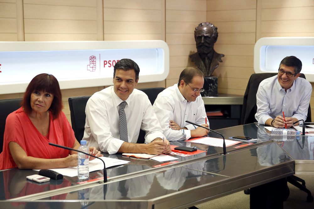 El secretario general del PSOE, Pedro Sánchez (2i), junto a la presidenta del partido, Micaela Navarro, durante la reunión de la Ejecutiva Federal, en la sede de la calle Ferraz.