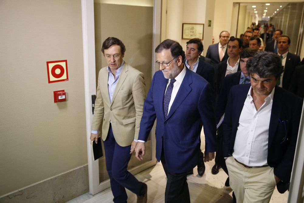 Mariano Rajoy, ayer, junto al portavoz parlamentario popular, Rafael Hernando (i), y el jefe de Gabinete del presidente del Gobierno, Jorge Moragas.