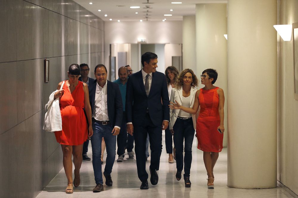 El secretario general del PSOE, Pedro Sánchez (c), acompañado por María González, César Luena, Meritxel Batet e Isabel Rodríguez (i-d), ayer, en el Congreso.