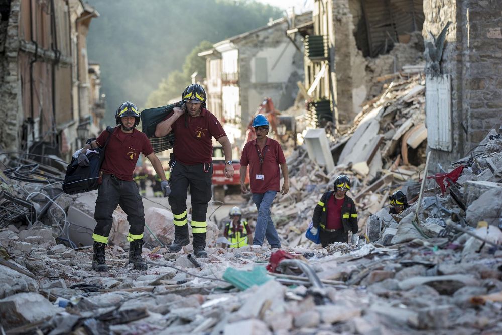 Agentes de rescate buscan entre los escombros de Amatrice víctimas cinco días después del devastador terremoto.