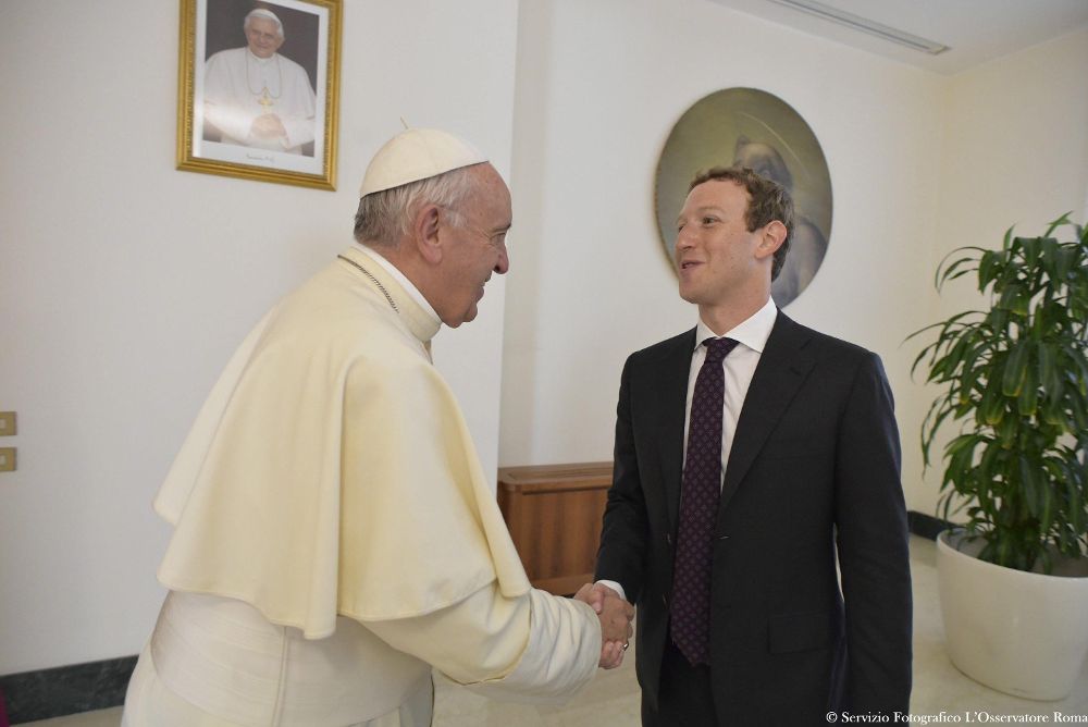 Fotografía facilitada por el periódico L'Osservatore Romano que muestra al papa Francisco (i) dando la mano al fundador de la red social Facebook, Mark Zuckerberg (d).