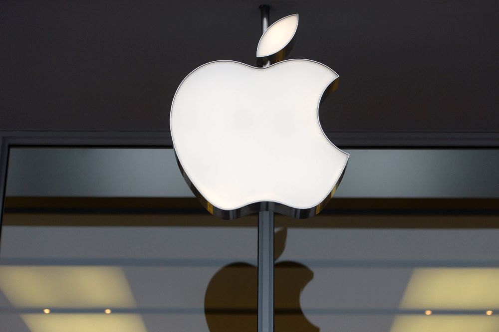 Logotipo de la multinacional estadounidense Apple Inc, en uno de sus establecimientos.