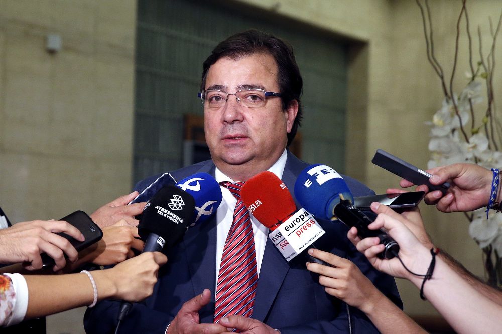 El presidente de la Junta de Extremadura, Guillermo Fernández Vara, atiende a los medios de comunicación tras la reunión que ha mantenido hoy con la ministra de Empleo.
