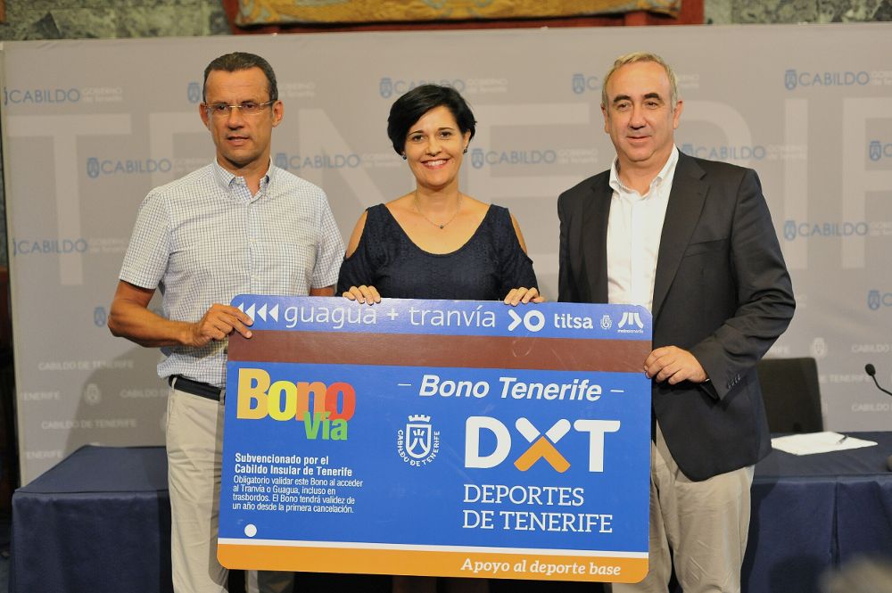 Presentación del bono en el Cabildo a cargo de la consejera insular de Deportes, el gerente de Metrotenerife (zi) y el de Titsa.