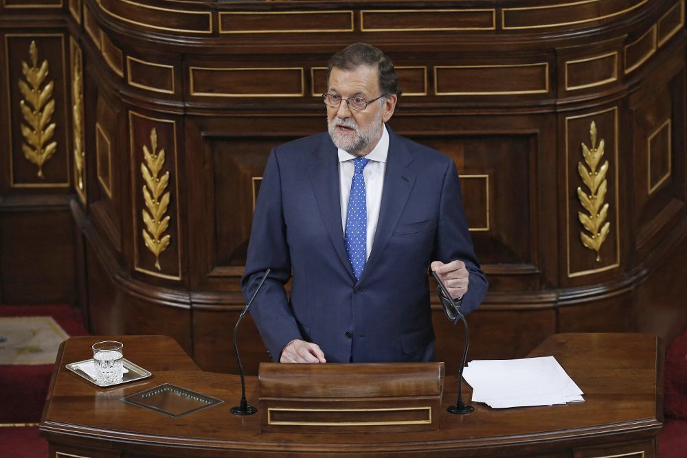 El presidente del Gobierno en funciones, Mariano Rajoy, durante su intervención esta tarde en el Congreso de los Diputados, en la primera jornada del debate de investidura al que se somete.