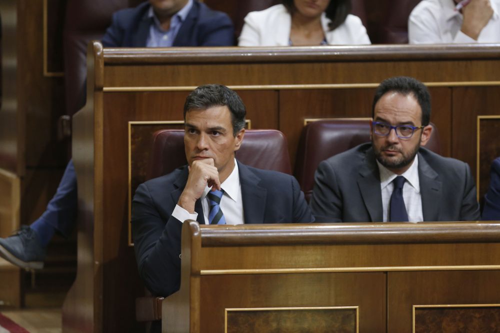 El secretario general del PSOE, Pedro Sánchez (i) y Antonio Hernando (d), portavoz parlamentario, escuchan hoy desde su escaño el discurso de investidura del presidente en funciones, Mariano Rajoy.