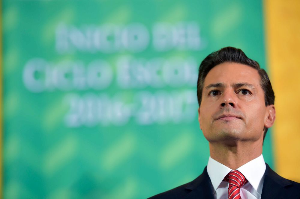 Enrique Peña Nieto, durante un acto público con niños estudiantes.