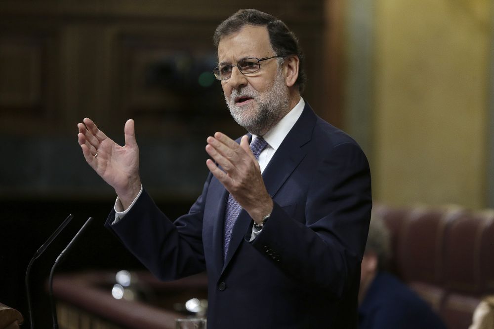 El presidente del Gobierno en funciones, Mariano Rajoy,contesta al secretario general del PSOE.
