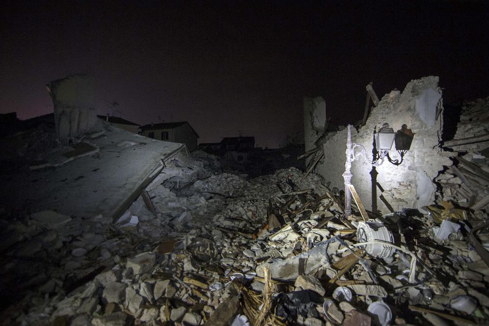Vista nocturna de los escombros de la localidad de Amatrice, Italia.