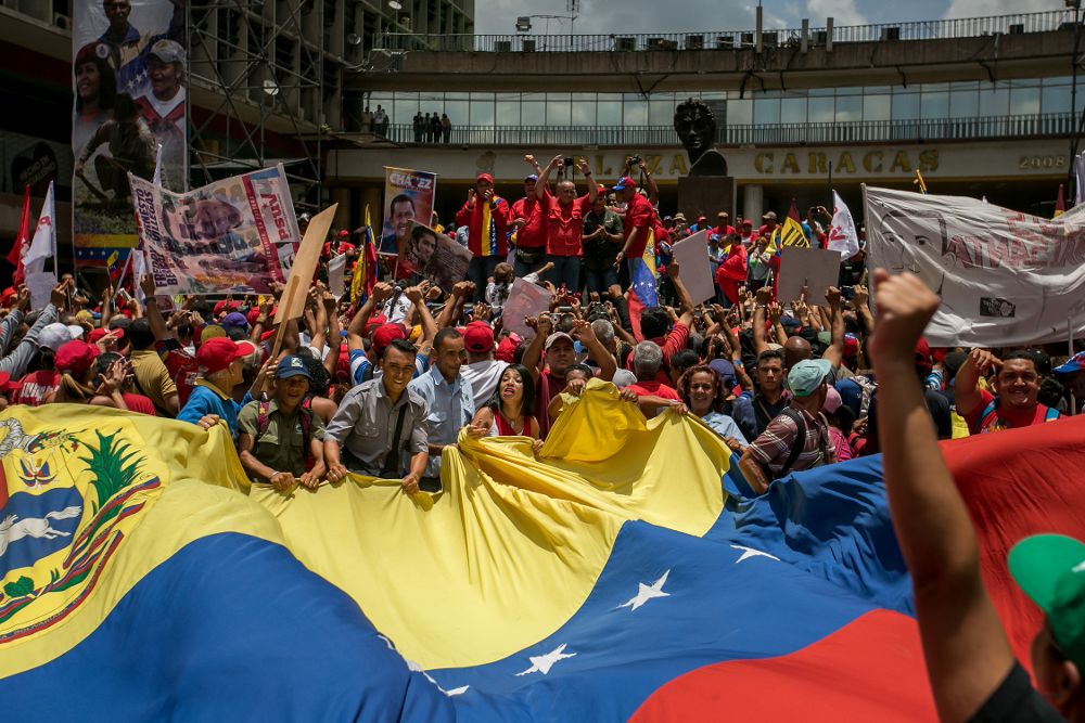 Simpatizantes del Gobierno venezolano participan en una marcha ayer martes 30 de agosto del 2016 en Caracas (Venezuela).