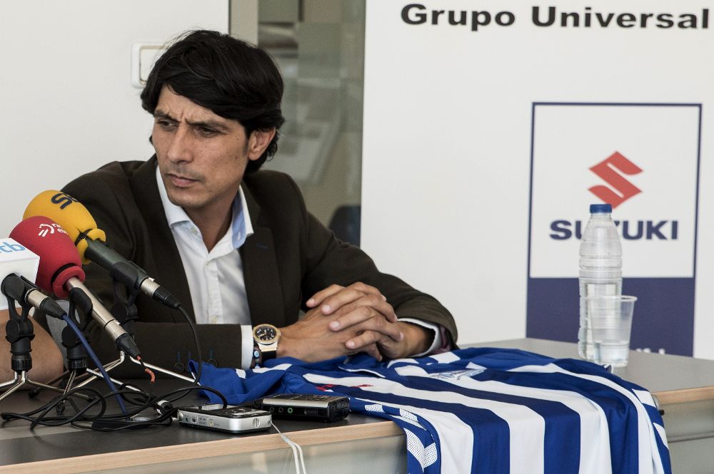 El director deportivo del equipo, Sergio Fernández (d).
