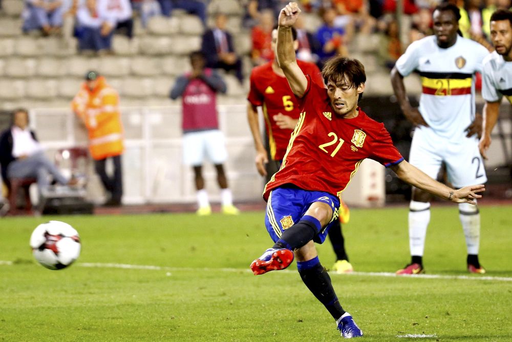 El centrocampista de la selección española de fútbol David Silva lanza el penalti para conseguir el segundo gol de España.