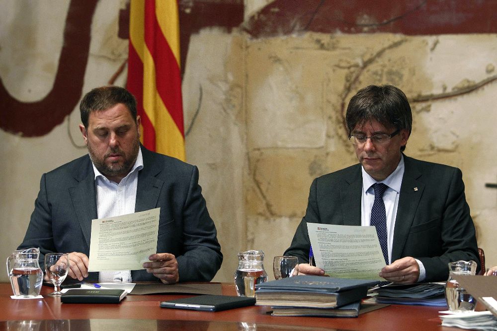 El presidente de la Generalitat de Cataluña, Carles Puigdemont (d), junto al vicepresidente y consejero de Economía y Hacienda, Oriol Junqueras.