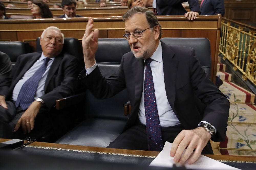 El presidente del Gobierno en funciones, Mariano Rajoy, y el ministro de Asuntos Exteriores en funciones, José Manuel García Margallo (1i).