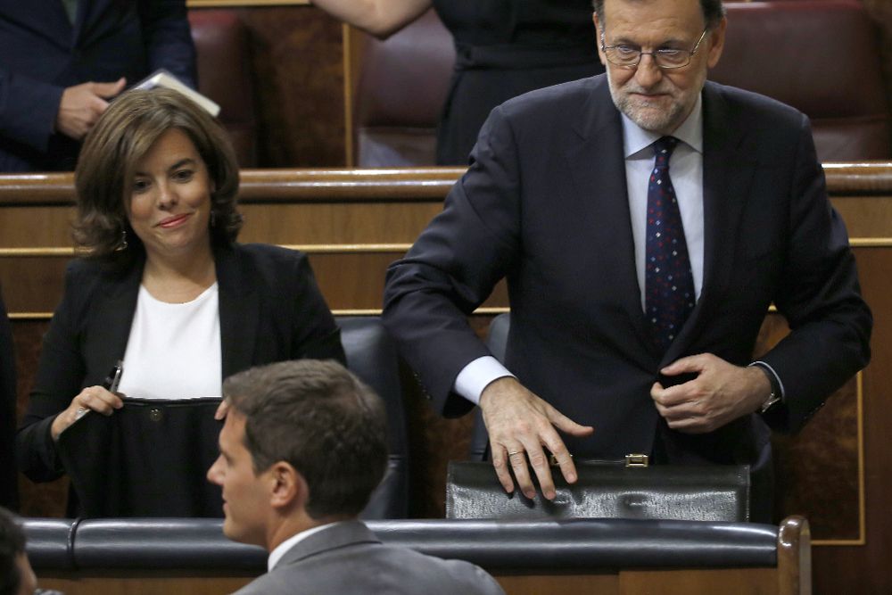El presidente de Ciudadanos, Albert Rivera, tras saludar al candidato a la presidencia del Gobierno, Mariano Rajoy.