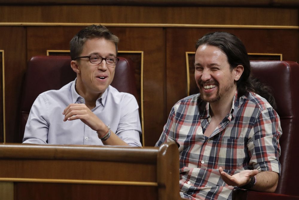 Los dirigentes de Podemos Pablo Iglesias (d) e Iñigo Errejón (d), en sus escaños durante la tercera sesión del debate de investidura, hoy en el Congreso de los Diputados.