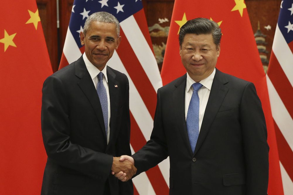 El presidente de Estados Unidos, Barack Obama (i), estrecha la mano de su homólogo chino, Xi Jinping (d).