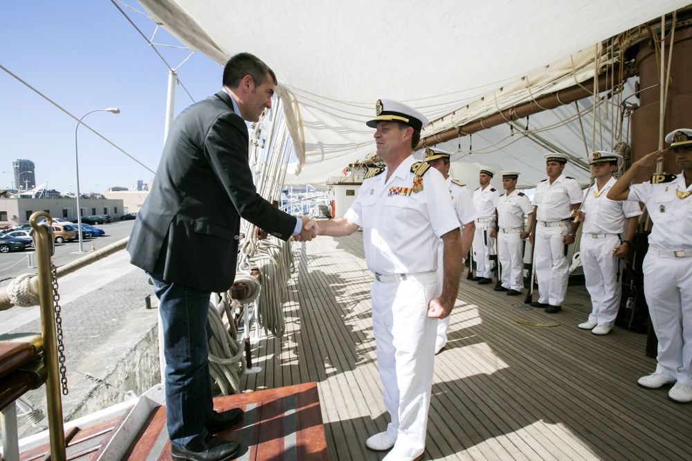 El presidente del Gobierno de Canarias, Fernando Clavijo (i), saluda al almirante Victoriano Gilaber (d), durante la visita que ha realizado al buque escuela de la Armada, el Juan Sebastián Elcano.