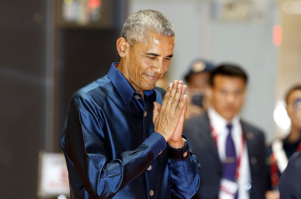 El presidente estadounidense, Barack Obama, saluda a su llegada a la cena de gala de la cumbre de la Asociación de Naciones del Sudeste Asiático (ASEAN).