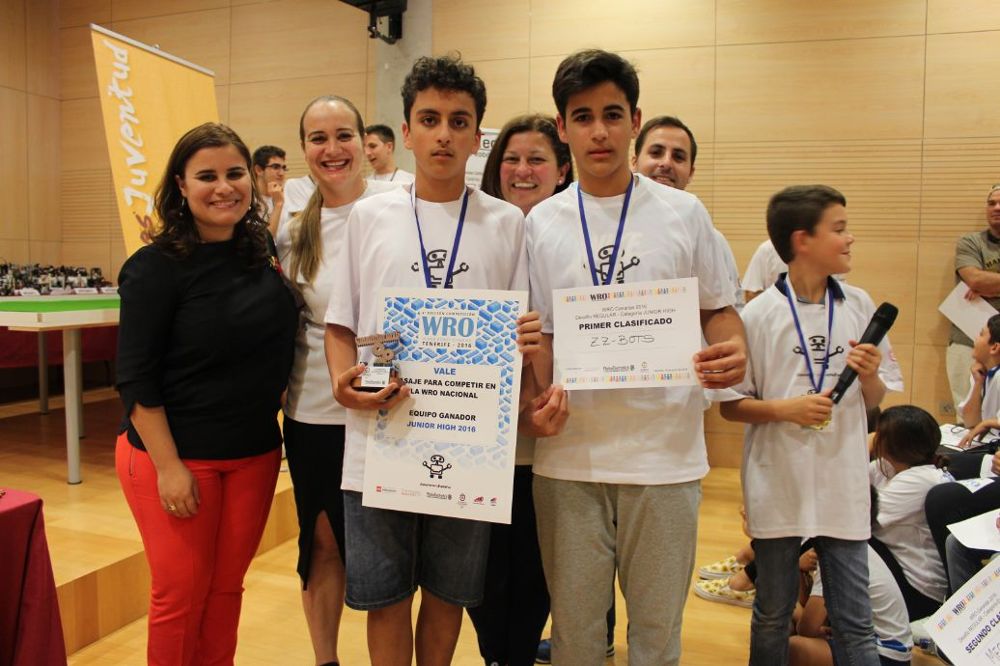 El equipo ZZ-bots tras ganar en la categoría Junior High del torneo provincial celebrado en Candelaria el pasado mes de junio.